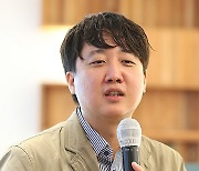 공개석상 선 이준석 "총선 승리 고민… 與의원들 뉴스서 사라져"