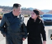 김정은, ICBM 기념촬영에 또 딸과 동행…“존귀하신 자제분”