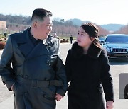 김정은, ICBM 기념촬영에 또 딸과 동행…“존귀하신 자제분”