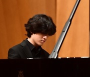 [포토] 피아노 앞에서 진지한 표정의 임윤찬