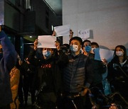 “중국, 시위 취재 BBC 기자 수갑 채워 연행·구타”