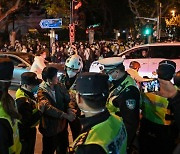 격렬해지는 中 봉쇄 반대 시위… “시진핑 물러나라” 구호도