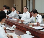 윤 대통령·윤핵관 관저 만찬…조경태 "확대해석 불필요"