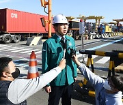 조승환 장관, 화물연대 집단운송거부 진행 중인 부산항 방문