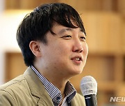 축사하는 이준석 국민의힘 전 대표