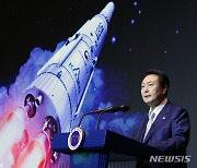 尹, 우주경제 로드맵 선포후 페북에 "미래 역사 쓰기 시작한 날"
