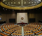 [단독] 여야 말로만 '민생'···상임위 4곳, 법안소위도 안 열었다