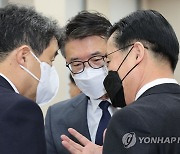 대화하는 이태규 교육위 간사와 이주호 사회부총리, 장상윤 교육부 차관