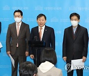 기자 질문에 답하는 예결위 예산안등조정소위 국민의힘 위원들