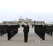 경례하는 신임 해군·해병대 장교들