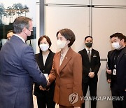 룩셈부르크 대공세자와 인사하는 이영 장관