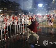 우천에도 식지않는 거리응원 열기