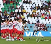 몸 풀기 전 인사하는 축구대표팀