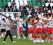 몸 풀기 전 인사하는 축구대표팀