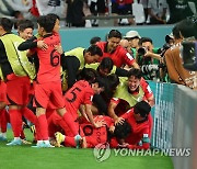 조규성의 동점골에 기뻐하는 한국 선수들