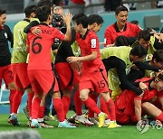 조규성의 동점골에 기뻐하는 한국 선수들