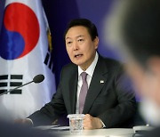尹, 국무회의 주재…화물연대 업무개시명령 심의