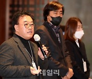 [포토]취재진 질의에 답하는 김기록 코리아센터 대표
