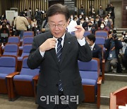 [포토]의원총회, '발언대 향하는 이재명'