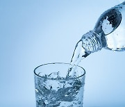 하루 8잔은 너무 많다?...과학적으로 증명된 하루 적정 물 섭취량은?