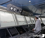 ICT 융합 전기추진 스마트선박 '울산태화호' 조타실