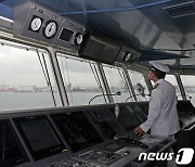 ICT 융합 전기추진 스마트선박 '울산태화호' 조타실 모습
