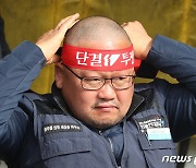 삭발 마친 이광재 본부장