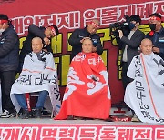 삭발로 업무개시명령 항의하는 화물연대 대구경북지도부