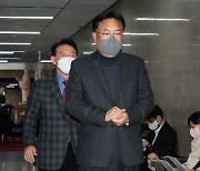 중진의원회의 참석하는 정진석 비대위원장과 김석기 사무총장