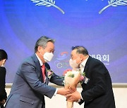 '국민 마라토너' 이봉주, 스포츠 영웅 헌액