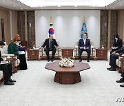 투르크메니스탄 상원의장 접견하는 윤석열 대통령
