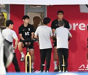 [포토] 김민재 컨디션 체크하는 코치들