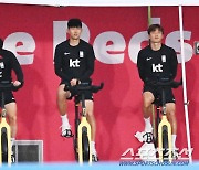 [포토] 손흥민 '사이클 타며 컨디션 회복 훈련'