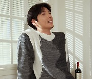 배우 이상우, 와인과 함께 여유로운 모습으로 싱글즈 12월호 화보 장식