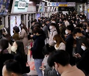 민노총 예고대로... 화물연대 이어 서울 지하철도 총파업 돌입