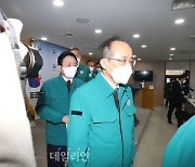 '화물연대 집단운송거부' 브리핑 마친 추경호 경제부총리 겸 기재부 장관