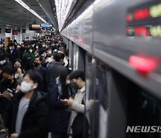 서울 지하철 멈추나…파업 하루 앞두고 막판 협상 ‘난항’