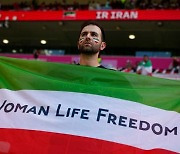 이란의 월드컵 '수난'… 미국에 국기 유린당하고 대표팀 분열까지