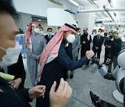 사우디 장관, 네이버 신사옥 전격 방문…로봇·AI 신기술 소개