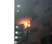 경남 창원 아파트 불..1명 심정지·27명 대피