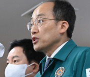[화물연대 파업] 화물연대 "업무개시명령은 계엄령"…지도부 삭발 투쟁