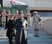‘핵무력 완성 5주년’ 북한 “원쑤들에게 무자비” ICBM·공군력 칭송