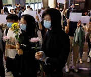 중국, 시위 현장 주변 폐쇄…거리에서 시민들 휴대폰 검사