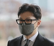 ‘한동훈 스토킹 혐의’ 기자, 아이폰 비번 걸어 제출