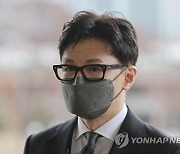 ‘한동훈 스토킹’ 더탐사 기자 휴대전화 임의제출…압수수색은 불응
