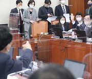 과방위, '공영방송 지배구조법' 野 단독 처리… 국힘은 퇴장