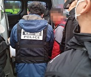 화물연대 차량 압수수색 중인 경찰