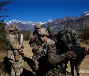 인도 산악지역에서 합동훈련 실시하는 미군·인도군