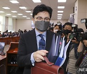 '한동훈 스토킹 혐의' 더탐사 기자, 경찰에 아이폰 비번 걸어 제출