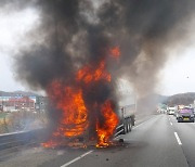 경부고속도로서 18t 화물차 화재…1억1천만 원 피해